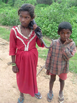 due bambini vicino a Khajuraho, India
